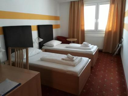 Lenas Donau Hotel - image 13