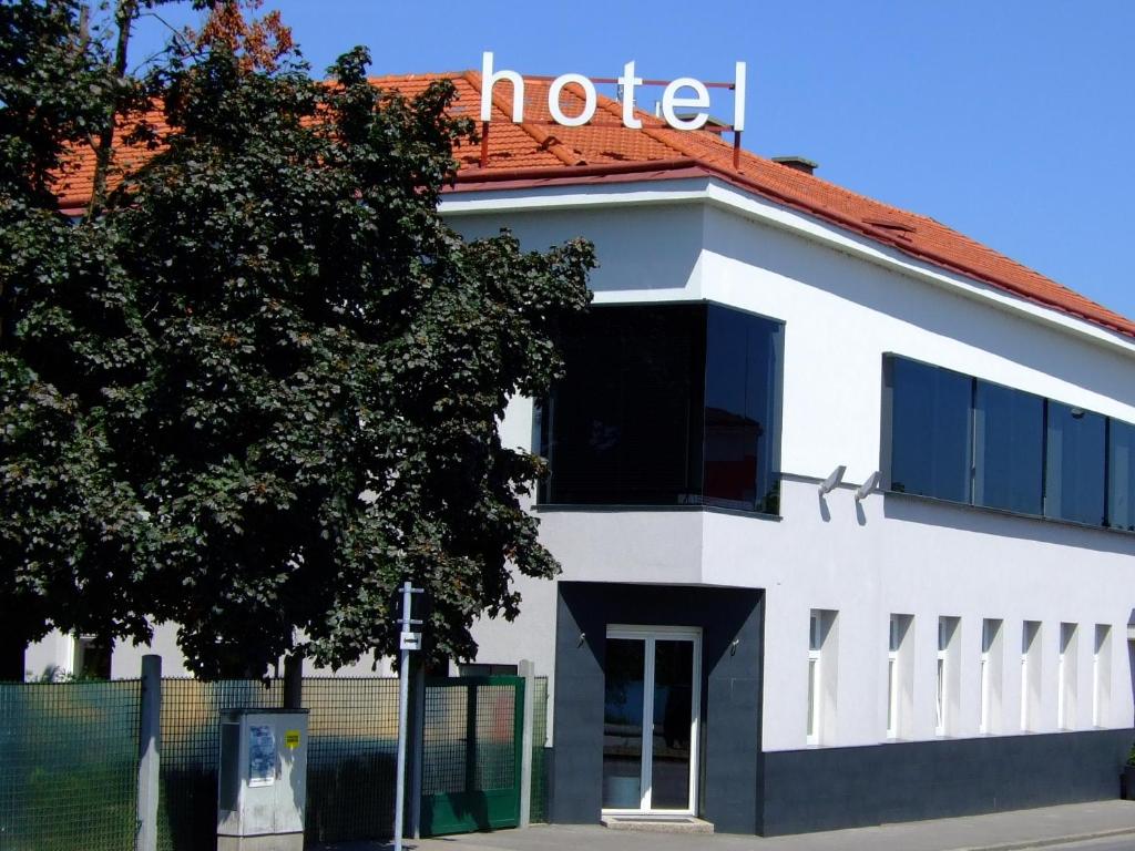 Strandhotel Alte Donau - image 3