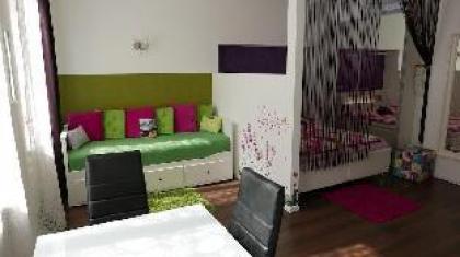 GoVienna Small Modern Apartment - image 2