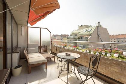 Central Couple's California chic LOFT n balcony - image 1