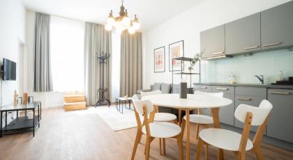 Sunny apartment in Leopoldstad terrace with grill - image 2