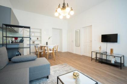 Sunny apartment in Leopoldstad terrace with grill - image 3