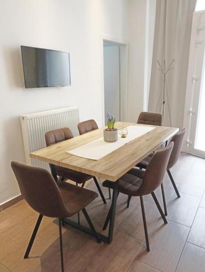 Spacious 3-Bedroom Apartment in City Centre - image 9