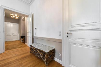 Luxurious Apartment close to the city centre - image 20