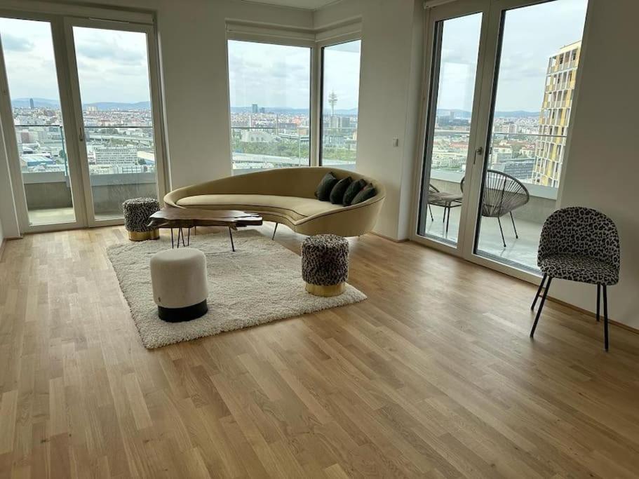 Breathtaking Panorama: 2BR AC Near Metro Station - main image